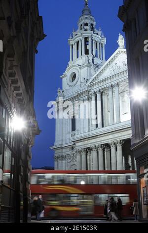 Bus à impériale rouge de Londres qui passe devant la cathédrale Saint-Paul dans le Quartier financier de la ville de Londres Banque D'Images