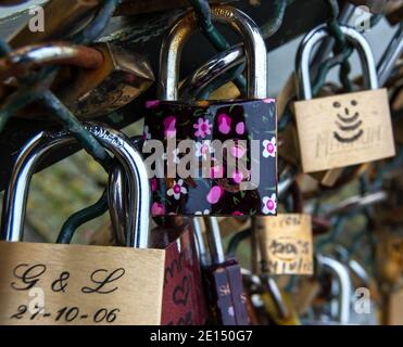 PARIS - DÉCEMBRE 9 : écluses d'amour comme vu le 9 décembre 2012 à Paris, France. Le rituel de l'apposition de cadenas sur la clôture du pont (comme symbole de l'éternel Banque D'Images