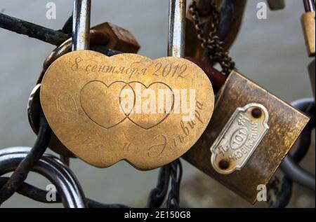 Cadenas en forme de coeur double entre autres serrures d'amour qui sont fixées à la clôture du pont à Paris. Banque D'Images