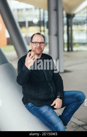 portrait conceptuel d'un jeune homme d'affaires qui a une idée Banque D'Images