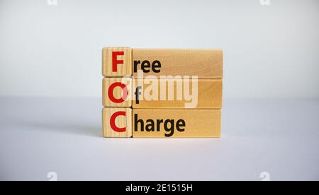 Symbole FOC - gratuit. Concept mots 'FOC - gratuit' sur des cubes en bois et des blocs sur un beau fond blanc. Business et FOC - gratuit Banque D'Images