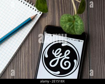 4 janvier 2021, Ukraine: Dans cette photo illustration a le logo General Electric affiché sur un smartphone. (Credit image: © Valera Golovniov/SOPA Images via ZUMA Wire) Banque D'Images