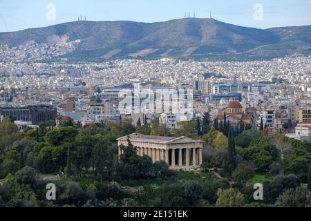 Athènes - décembre 2019 : vue sur le temple d'Hephaestus avec Athènes en arrière-plan Banque D'Images