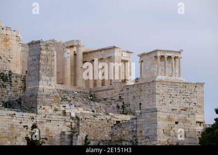 Athènes - décembre 2019 : vue sur l'Acropole depuis la colline d'Areopagus Banque D'Images