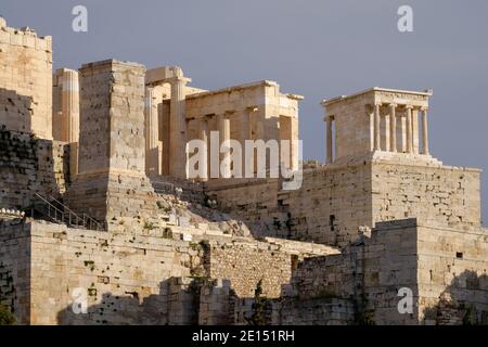 Athènes - décembre 2019 : vue sur l'Acropole depuis la colline d'Areopagus Banque D'Images