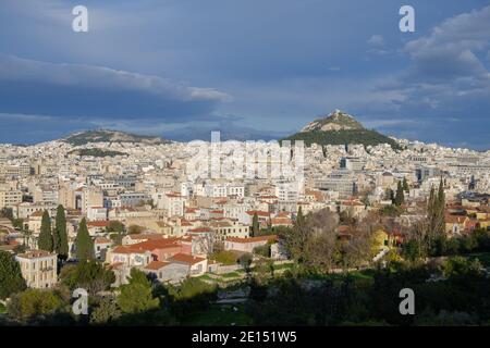 Athènes - décembre 2019 : vue sur la ville et le mont Lycabette Banque D'Images