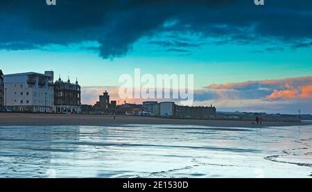 Portobello Beach, Édimbourg, Écosse, Royaume-Uni. 4 janvier 2021. Le gouvernement écossais a annoncé un verrouillage complet ce soir avec un ordre légal de séjour à la maison . Lorsqu'il y avait un nuage foncé qui se forme sur le porty ce matin, peu d'entre nous au bord de la mer savaient que l'Écosse serait poussée dans un lock-down complet à minuit ce soir. Cependant, le vaccin AstroZeneca a été déployé à partir d'aujourd'hui, il y a de l'espoir. Crédit : Arch White/Alamy Live News. Banque D'Images