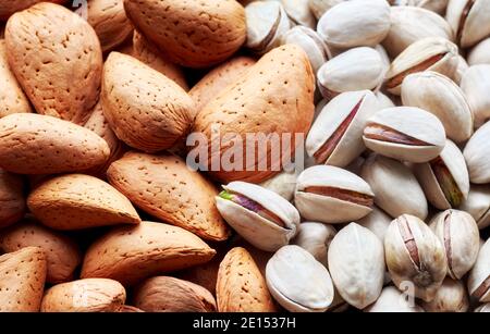 Gros plan sur les pistaches et les amandes. Banque D'Images