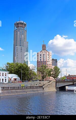 MOSCOU, RUSSIE - 05 JUIN 2013 : complexe culturel et d'affaires tours de rivière (Maison internationale de la musique de Moscou, Swissotel Krasnye Holmy Banque D'Images