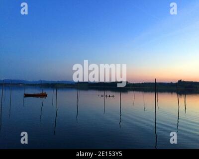 Ambiance nocturne avec un coucher de soleil coloré sur le lac de Pfaeffikon Banque D'Images