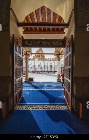 Vue sur la cour centrale en marbre au Dome et Minaret au-dessus de la Madrasa al-Aqbughawiyya de la mosquée Al Azhar Au Caire Banque D'Images