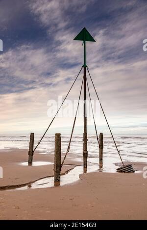 Poste de marqueur sur la plage de Prestatyn, au nord du pays de Galles Banque D'Images