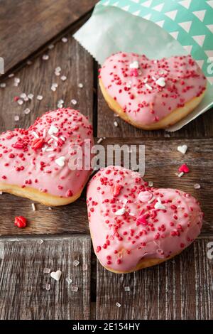 Beignets à coeur rose aux prprinkles Banque D'Images