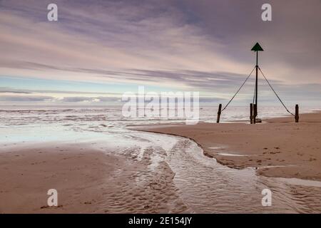 Poste de marqueur sur la plage de Prestatyn, au nord du pays de Galles Banque D'Images