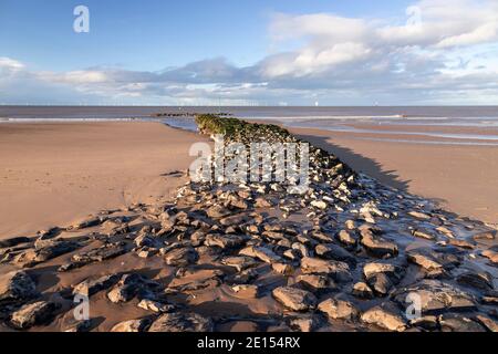 Brise-lames et turbines offshore, Prestyn Beach, pays de Galles du Nord Banque D'Images