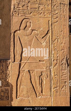 Figure debout de Mereruka sur le côté gauche de la grande entrée étroite de son tombeau de mastaba. Sa femme Watetkhethor est debout devant lui Banque D'Images