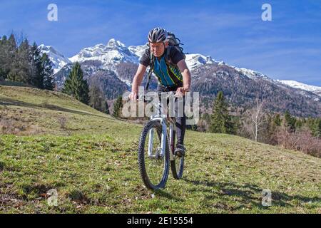 L'Vigolana montagnes sont un groupe de montagnes du Trentin, avec des sommets qui s'élèvent à près de 2200 m et appartiennent à l'Alpes Vicentine Banque D'Images