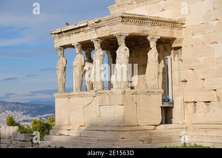 Athènes - décembre 2019 : vue sur le vieux temple d'Athéna Banque D'Images