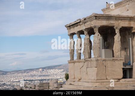 Athènes - décembre 2019 : vue sur le vieux temple d'Athéna Banque D'Images