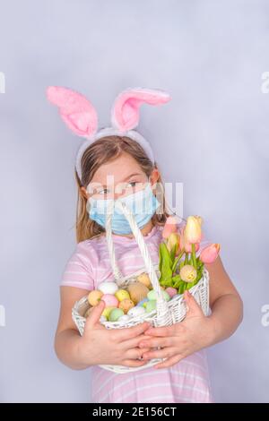 Oeuf De Paques Decoratif Avec Masque Chirurgical Photo Stock Alamy