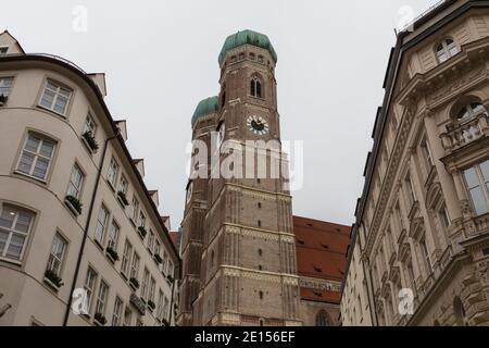 Munich, Allemagne - 30 octobre 2020: Vue latérale sur les tours de la Frauenkirche (anglais: cathédrale de notre chère dame). L'église la plus célèbre de Munich. Banque D'Images