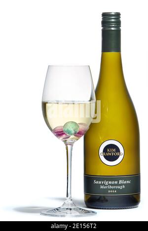 Sphères de refroidissement du vin conçues par Anna Rabinowicz pour RabLabs et Kim Crawford vins photographiés sur fond blanc Banque D'Images