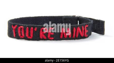 Bracelet en tissu avec phrase d'amour de Ed par Ellen Fashion Ligne d'Ellen Degeneres photographiée sur fond blanc Banque D'Images
