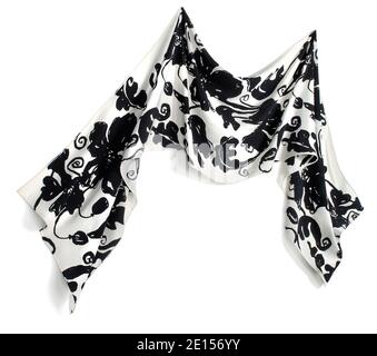 Foulard en soie à fleurs noir et blanc photographié sur un blanc arrière-plan Banque D'Images