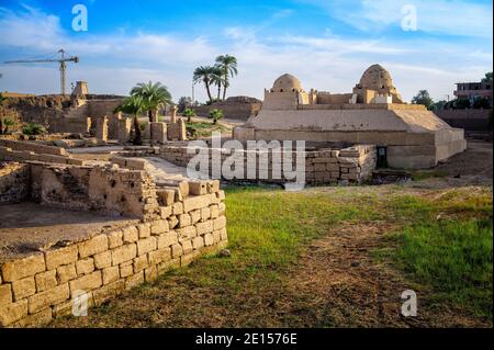 La façade du temple de Karnak, montrant le quai situé en face du premier Pylon avec la rampe Taharqa, le puits romain et la chapelle d'Akoris Banque D'Images