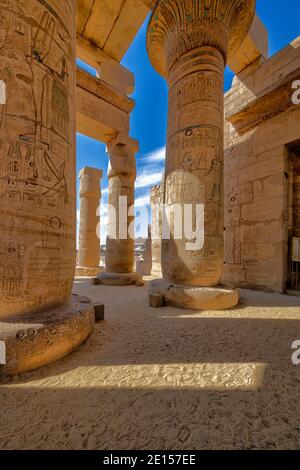 Colonnes de la salle Hypostyle dans le Ramesseum, temple mortuaire de Ramsès II Banque D'Images