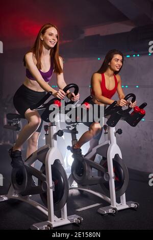 faites de la musculation à la salle de gym en vélo dans la salle de gym moderne. style de vie sain et concepts de sport Banque D'Images