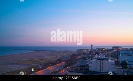 Panorama de la côte et du phare de la ville de Warnemuende en allemand Côte de la mer Baltique Banque D'Images