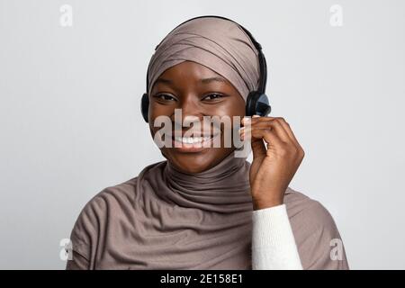 Emplois pour les femmes musulmanes. Portrait de la Black Lady en hijab et casque Banque D'Images