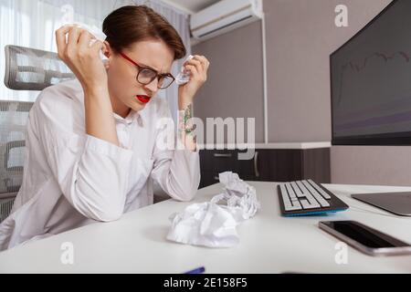 Photo sous angle d'une jeune femme d'affaires qui insiste au travail. Femme entrepreneur ayant des problèmes au travail Banque D'Images