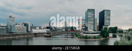 ALLEMAGNE, DÜSSELDORF - 13 AOÛT 2020 : MEDIENHAFEN. Paysage urbain de Düsseldorf avec vue sur le port des médias Banque D'Images