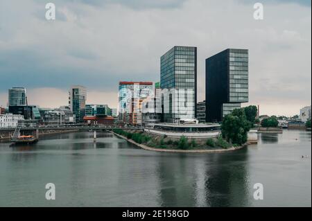 ALLEMAGNE, DÜSSELDORF - 13 AOÛT 2020 : MEDIENHAFEN. Paysage urbain de Düsseldorf avec vue sur le port des médias Banque D'Images