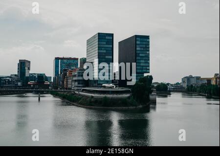 ALLEMAGNE, DÜSSELDORF - 13 AOÛT 2020 : MEDIENHAFEN. Paysage urbain de Düsseldorf avec vue sur le port des médias Banque D'Images