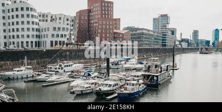 ALLEMAGNE, DÜSSELDORF - 13 AOÛT 2020 : MEDIENHAFEN. Paysage urbain de Düsseldorf avec vue sur le port des médias Banque D'Images