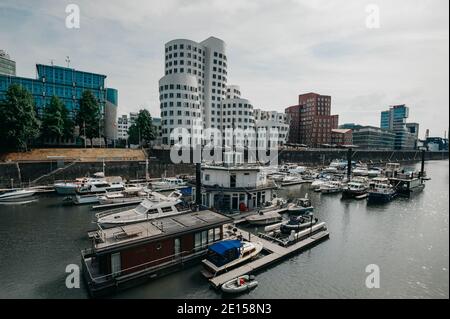 ALLEMAGNE, DÜSSELDORF - 13 AOÛT 2020 : MEDIENHAFEN. Paysage urbain de Düsseldorf avec vue sur le port des médias Banque D'Images