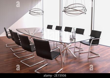 Salle de conférence moderne et lumineuse avec une grande table en verre, des verres et une carafe avec eau, chaises de bureau, grandes fenêtres, lampes et Bla Banque D'Images