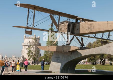 Lisbonne, Portugal - 7 mai 2018: Touristes marchant à côté de l'avion Fairey III-D, réplique du premier avion qui a fait la première traversée de la Sout Banque D'Images