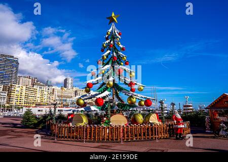 Monte Carlo, Monaco - 14 décembre, 2020 personnes patinoires sur le marché de Noël. Marché traditionnel chaque hiver dans le port dans le centre-ville. Bonjour Banque D'Images