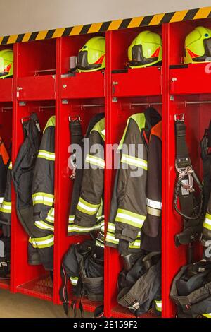 Une vue sur les vêtements soigneusement organisés et bien organisés et Casier d'équipement d'UNE caserne de pompiers Banque D'Images