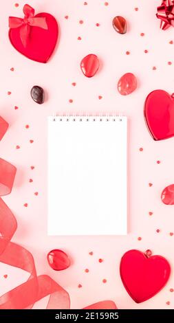 Saint-Valentin, amour, concept romantique. Coeurs rouges et ruban sur fond rose avec espace de copie Banque D'Images
