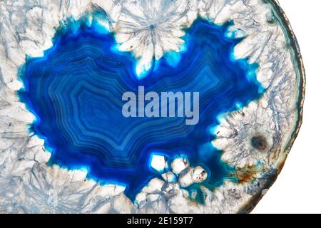 Montagnes russes Azure Blue Agate conçues par Anna Rabinowicz de RabLabs photographié sur fond blanc Banque D'Images