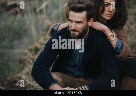 portrait de deux amants caucasiens. Un jeune couple est en plein air le jour de l'automne. Un homme barbu et une femme maurieuse dans l'amour. Saint Valentin. Concept de Banque D'Images