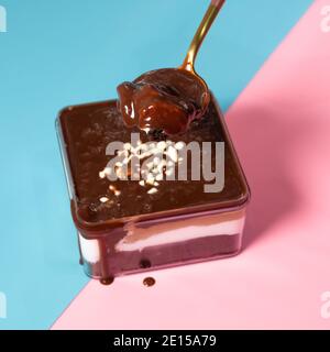 boîte à dessert au chocolat blanc sur fond rose et bleu. Banque D'Images