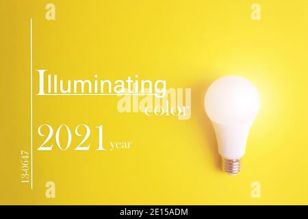 Couleur de l'année 2021. Ampoule lumineuse sur fond jaune. Tendance des couleurs. Éclairant. Idée, innovation, concept de créativité Banque D'Images