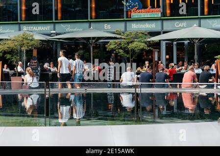 Berlin, Allemagne - 28 juillet 2019 : les gens profitent des terrasses de cafés et de bars du Sony Center, un complexe situé sur la Potsdamer Platz à Berlin Banque D'Images