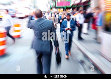 Photo avec appareil photo effet de zoom d'un homme d'affaires dans la foule sur Times Square, New York Banque D'Images